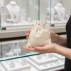 Linnen zakjes als verpakking voor sieraden in de winkel