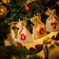 Adventskalender jute zakjes 11 x 14 cm - naturel + rode cijfers Gelegenheden zakjes