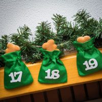 Adventskalender jute zakjes 12 x 15 cm - groen + witte cijfers Jute zakjes