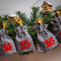 Adventskalender jute zakjes 12 x 15 cm - grijs + rode cijfers Kerstmis