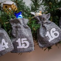 Adventskalender jute zakjes 12 x 15 cm - grijs + witte cijfers Feestdagen & gelegenheden