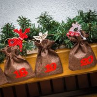 Adventskalender jute zakjes 13 x 18 cm - naturel donker + rode cijfers Feestdagen & gelegenheden