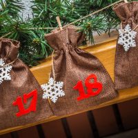 Adventskalender jute zakjes 13 x 18 cm - naturel donker + rode cijfers Kerstmis