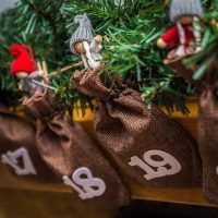 Adventskalender jute zakjes 13 x 18 cm - naturel donker + witte cijfers Jute zakjes