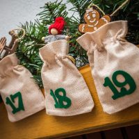 Adventskalender jutezakjes 12 x 15 cm - natuurlijk licht + groene cijfers Gelegenheden zakjes