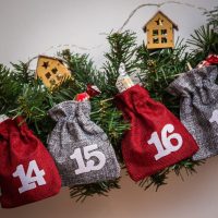 Adventskalender jutezakjes 12 x 15 cm - zilver en kastanjebruin + witte cijfers Sectoren / Verpakkingen voor…