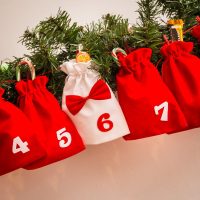 Adventskalender van velours zakjes 15 x 20 cm - rood en wit + witte en rode nummers Alle producten