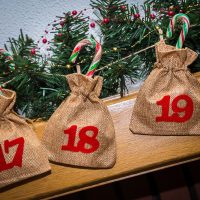 Een adventskalender van jute zakjes 12 x 15 cm - bruin licht + rode cijfers Alle producten