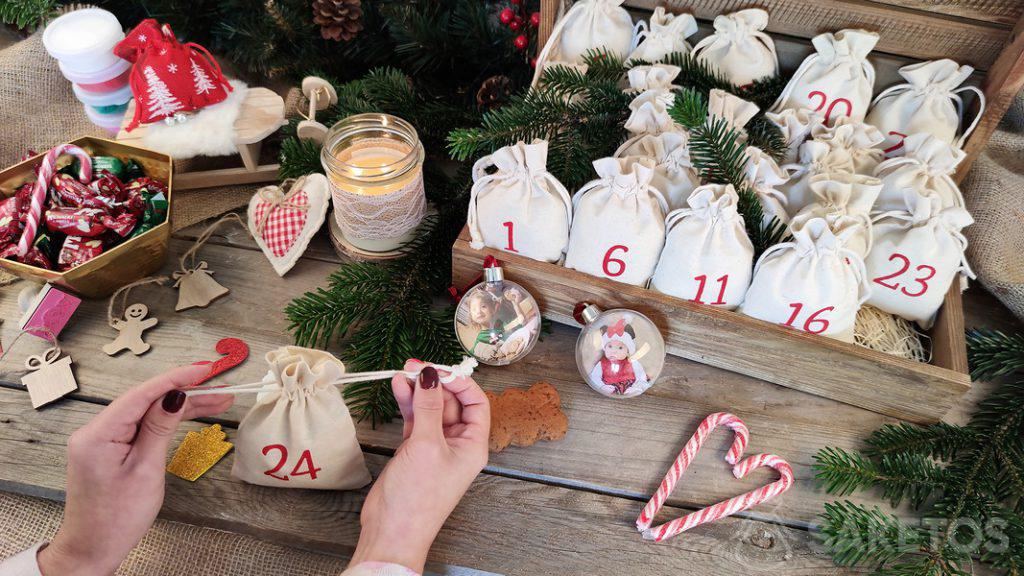 Adventskalender in een kistje. Adventszakjes in een doosje