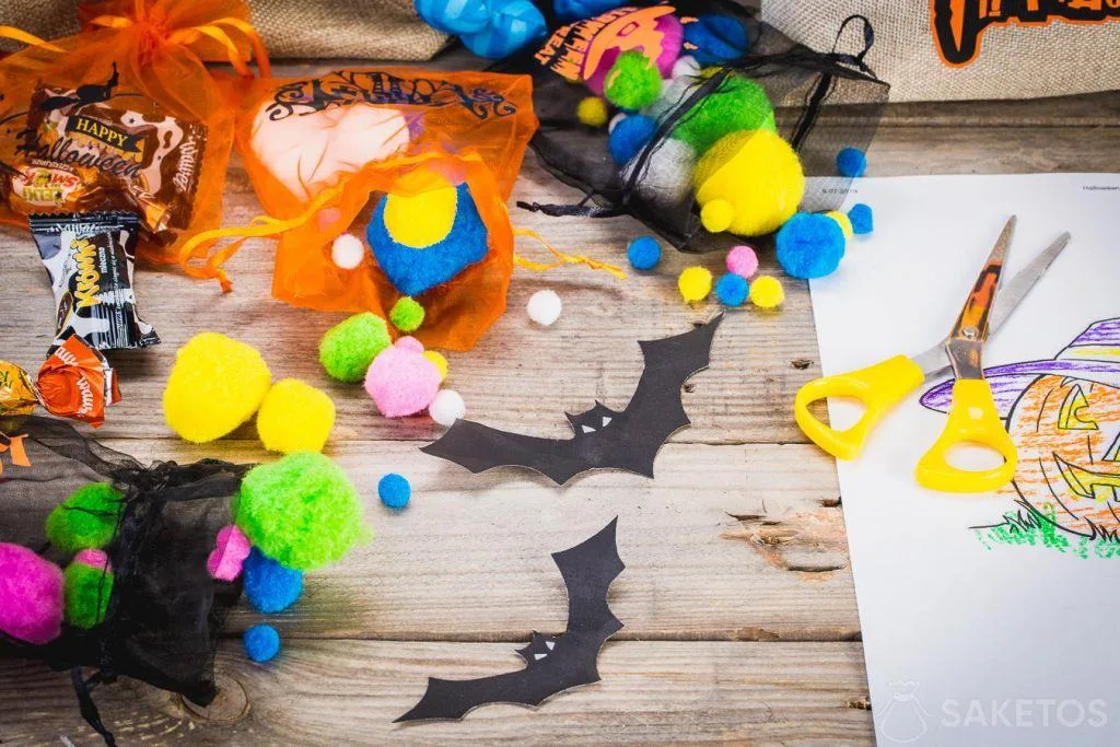 Halloween candy hunt, het zoeken naar snoep - Halloween speelplezier 11 Decoratieve Halloween-tassen bevatten niet alleen snoepjes, maar ook andere versieringen.