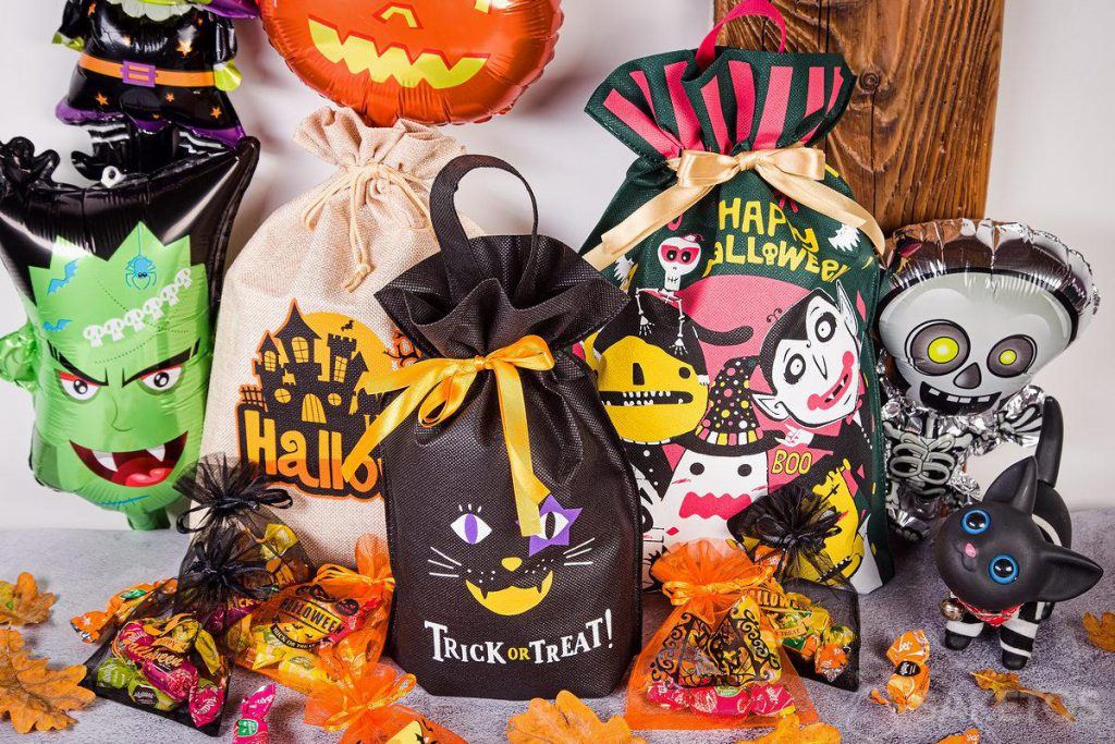 Halloween candy hunt, het zoeken naar snoep - Halloween speelplezier 10 Halloween tassen