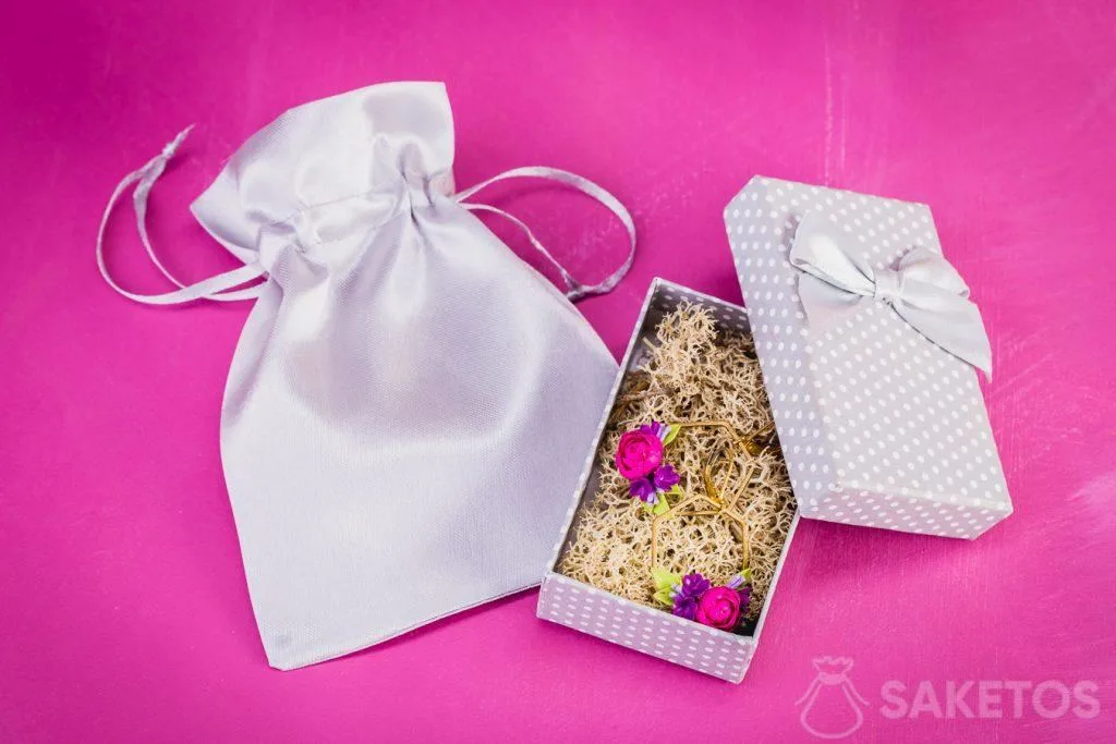 Inspirerende geschenken voor vrouwendag 4 Oorbellen verpakt als cadeau in een juwelendoosje en een satijnen zakje