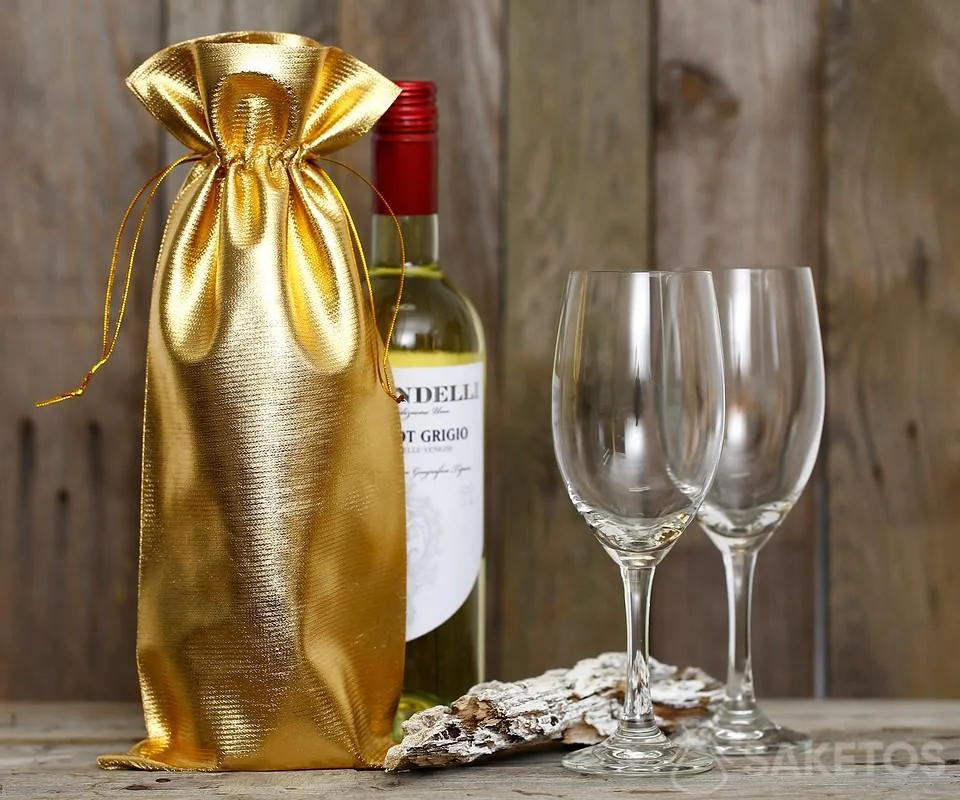 Geschenken voor Valentijn voor hem,enkele ideeën 5 Een fles wijn gewikkeld in een gouden metalen zak