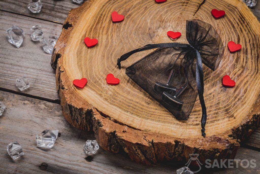 Geschenken voor Valentijn voor hem,enkele ideeën 3 Heren sieraden in een zwarte organza tas