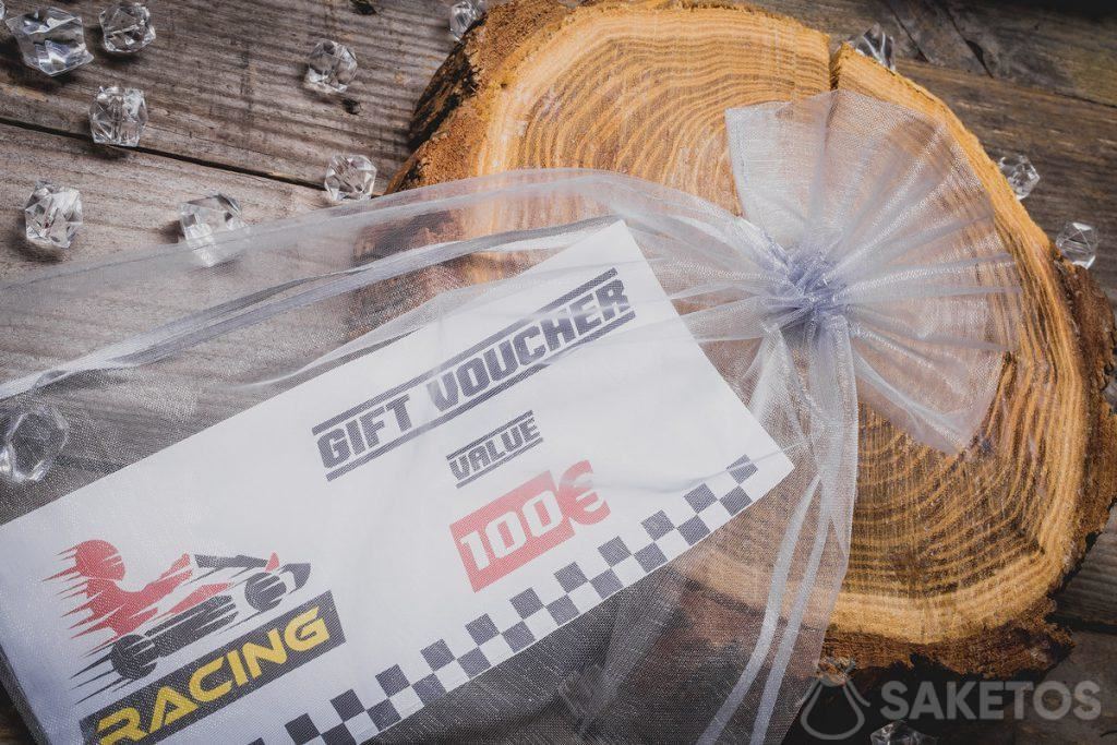 Geschenken voor Valentijn voor hem,enkele ideeën 7 Kaartjes voor skelters verpakt in een organzazak