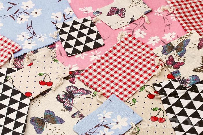 Stoffen zakken met kleurrijke prints