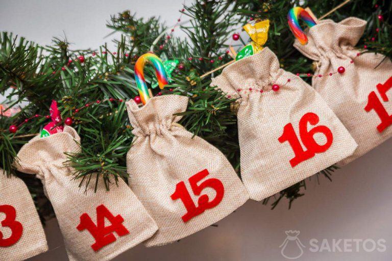 Zoete cadeaus in een adventskalender gemaakt van zakjes