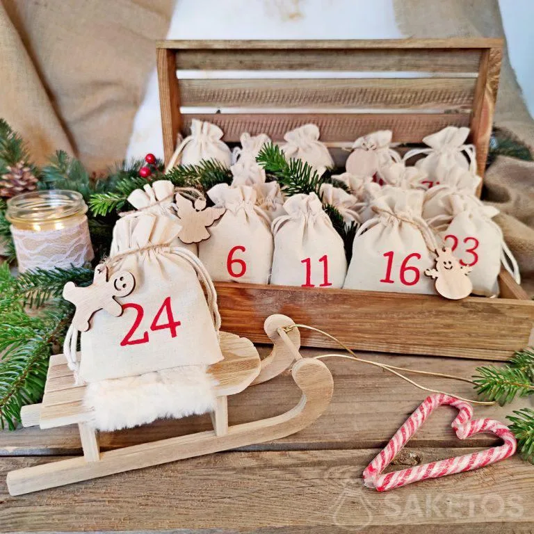 Maak een creatieve DIY adventskalender voor kinderen. Roep de kerstsfeer op! 8 Een doos met zakjes voor adventscadeaus