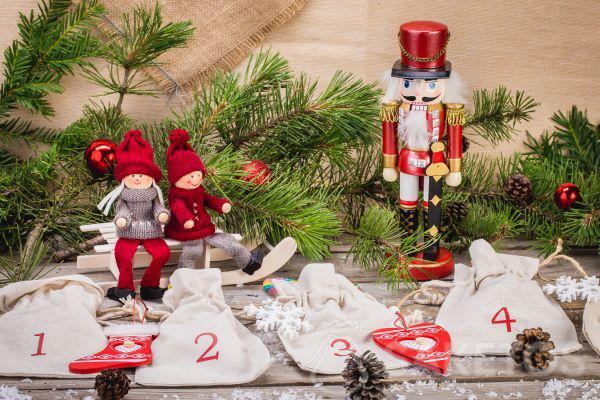 Welke kerstdecoratie kiezen voor interieurs? 6 Adventskalender (rustiek met linnen zakjes)