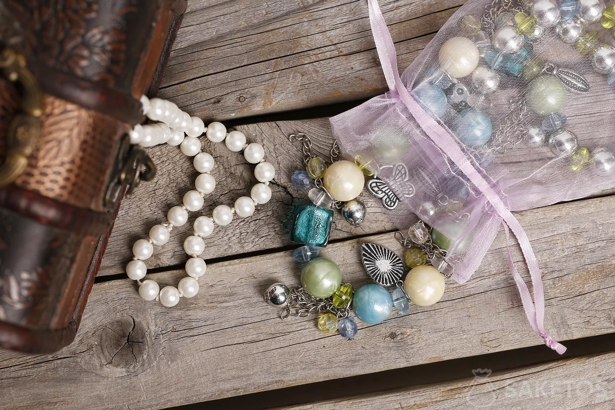 Groothandel doosjes voor sierden? Bekijk de alternatieven 4 Organza zakje voor kralen en stenen.