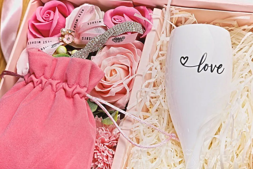 Valentijnscadeau - Inspiratie voor verliefden 34 Bloembak en velours zakje voor sieraden