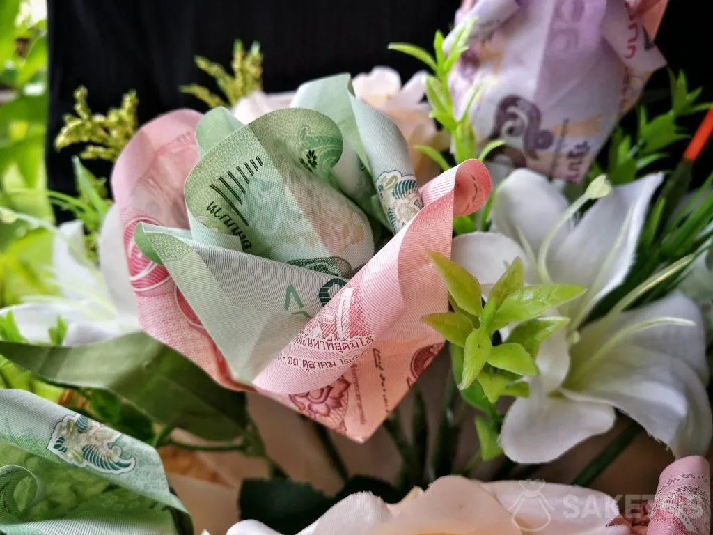 Hoe pak je een huwelijkscadeau in? Bekijk onze inspiraties 9 Huwelijksboeket met origamibloemen van bankbiljetten worden gemaakt