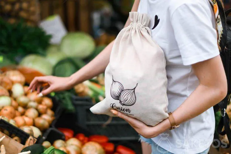 Boodschappentasjes voor groenten - milieuvriendelijke herbruikbare verpakkingen. Op de foto een zak voor uien