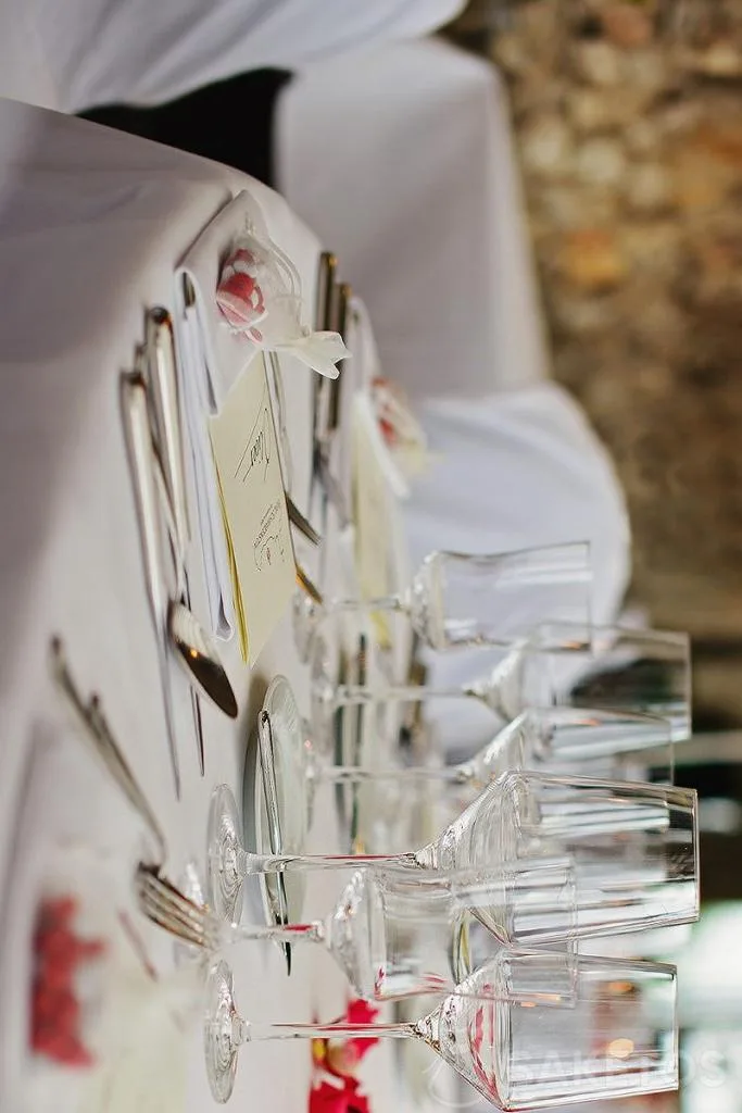 Verpakking voor cadeaus voor bruiloftsgasten en andere toepassingen van huwelijkszakjes 12 Organza zakje gevuld met snoepjes liggend op de bruiloftstafel