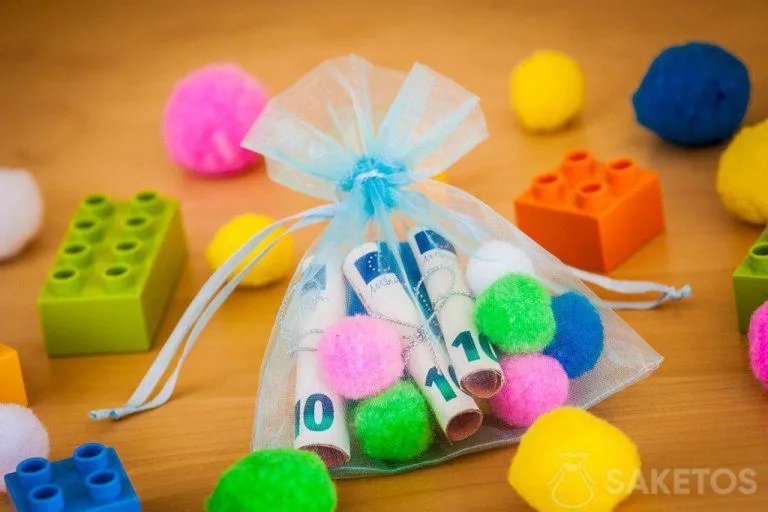 Hoe verpak je geld voor een kind? Inspirerende ideeën 13 Geld in een decoratief organza zakje