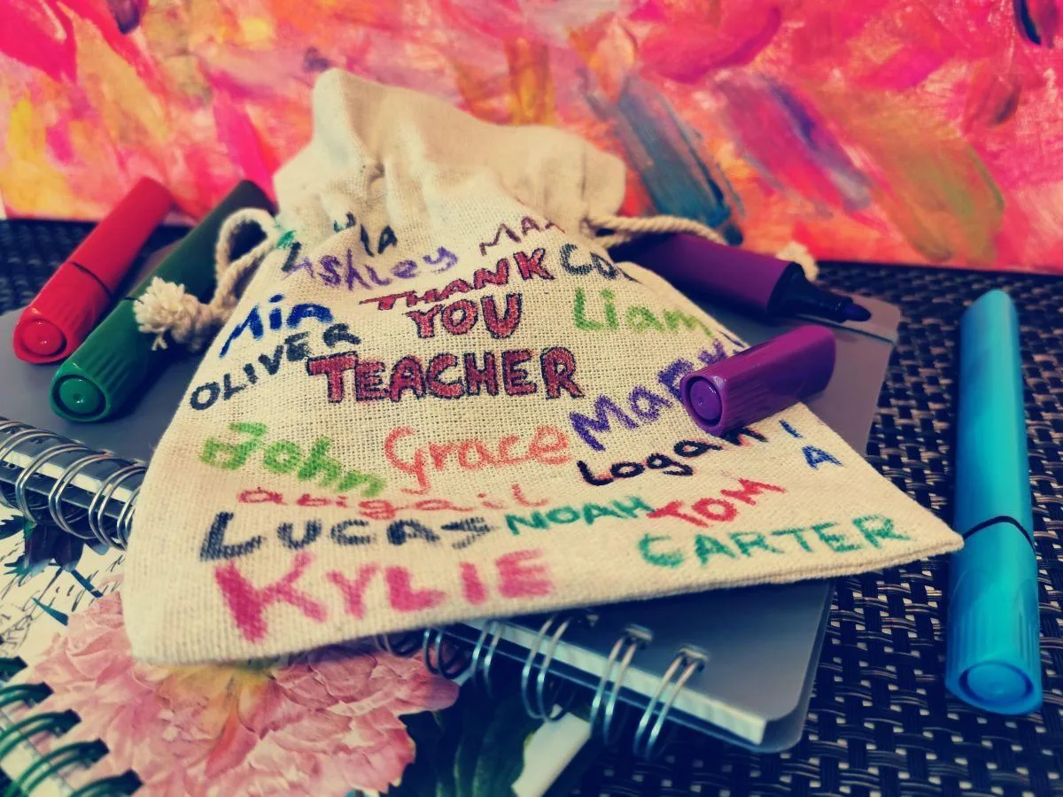 Creatieve cadeauverpakkingen voor leraren 4 Verpak cadeaus voor leraren in gepersonaliseerde DIY linnen zakken