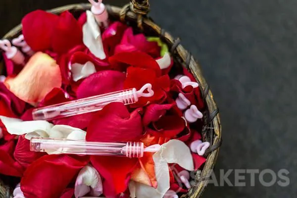 Wat geef je pasgetrouwden na het verlaten van de kerk?