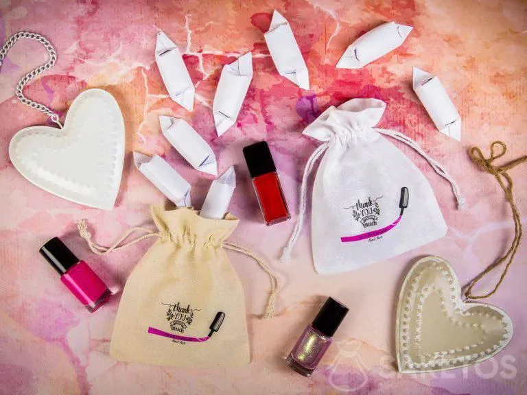 Cadeauzakjes met logo om schoonheidssalonklanten te bedanken