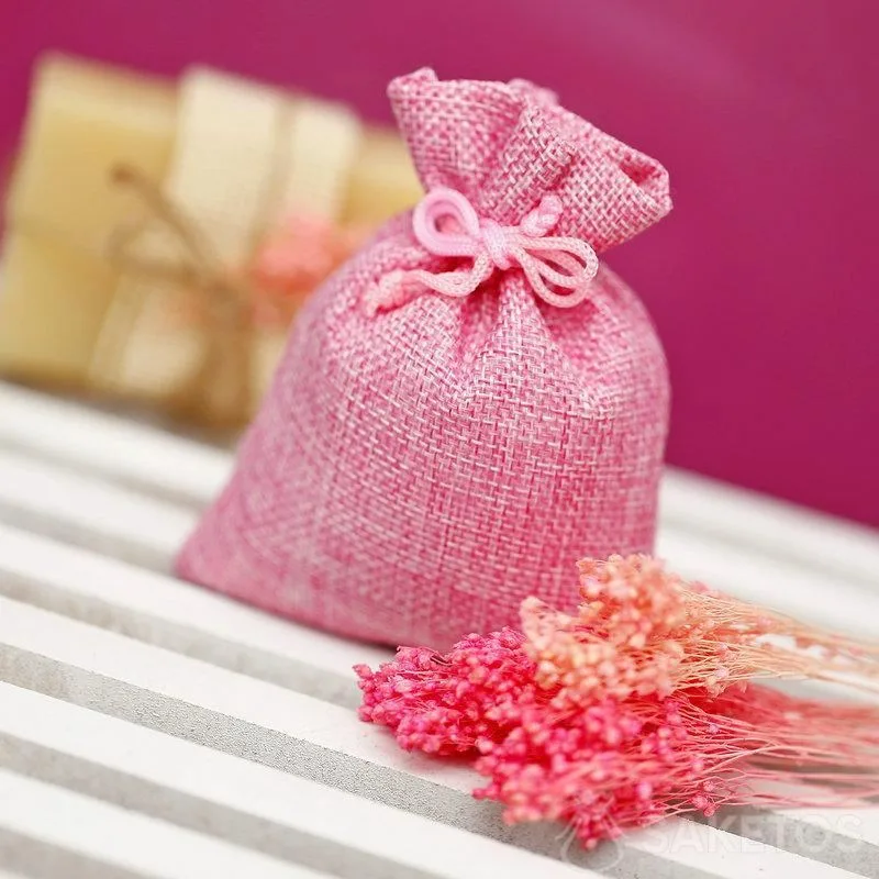 Roze jutezakje met een stuk natuurlijke zeep op de achtergrond.