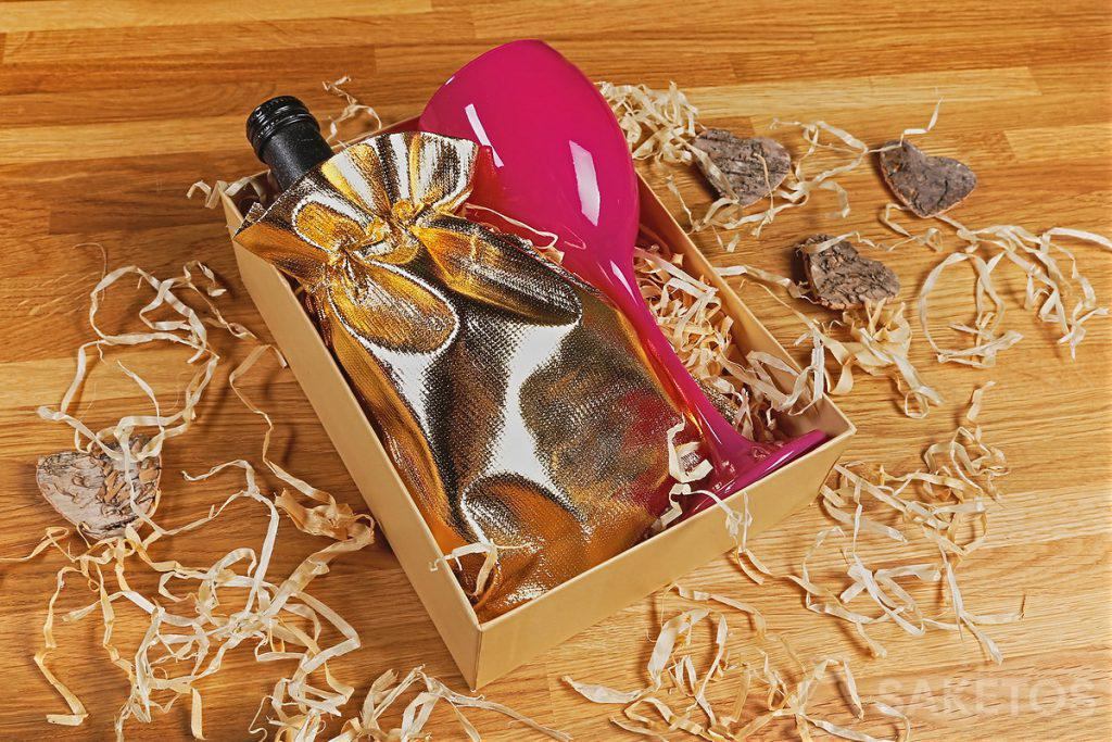 Een cadeau voor Vrouwendag voor de moderne huisvrouw 14 Een geschenkverpakking met wijn en een roze glas voor Vrouwendag