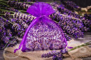 Efficiënte methoden voor een ordelijke schikking van de handbagage 11 11.Een zakje van organza met gedroogde lavendel.