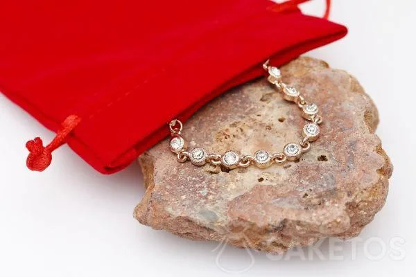 Een zakje van velours om sieraden in op te bergen.