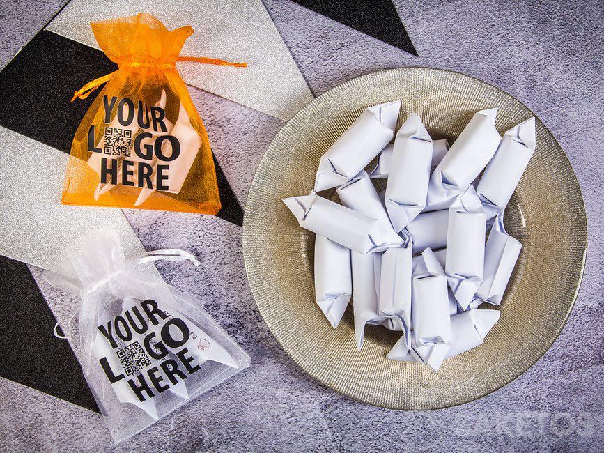 Organza zakje voor zoete bedankjes, zoals snoepjes voor klanten van de manicure- en nagelstudio.