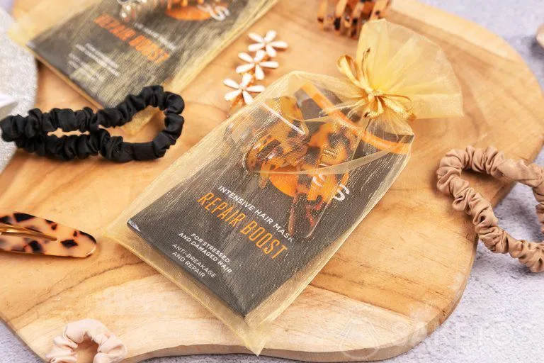 Een kleine toevoeging, groot effect: Zakjes met logo als manier om een prestigieus imago van de schoonheidssalon te creëren. 4 Organza zakje, voor productmonsters