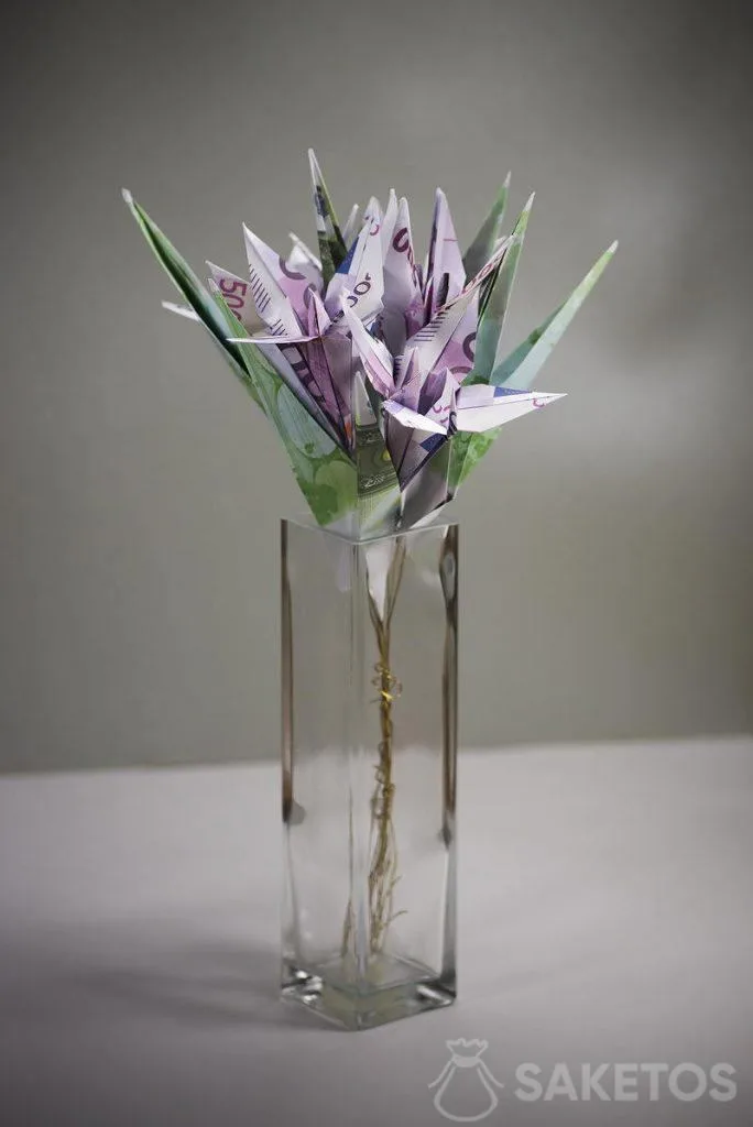Hoe verpak je geld voor een kind? Inspirerende ideeën 3 Een origineel idee om geld cadeau te doen - een boeket origami bankbiljetten.
