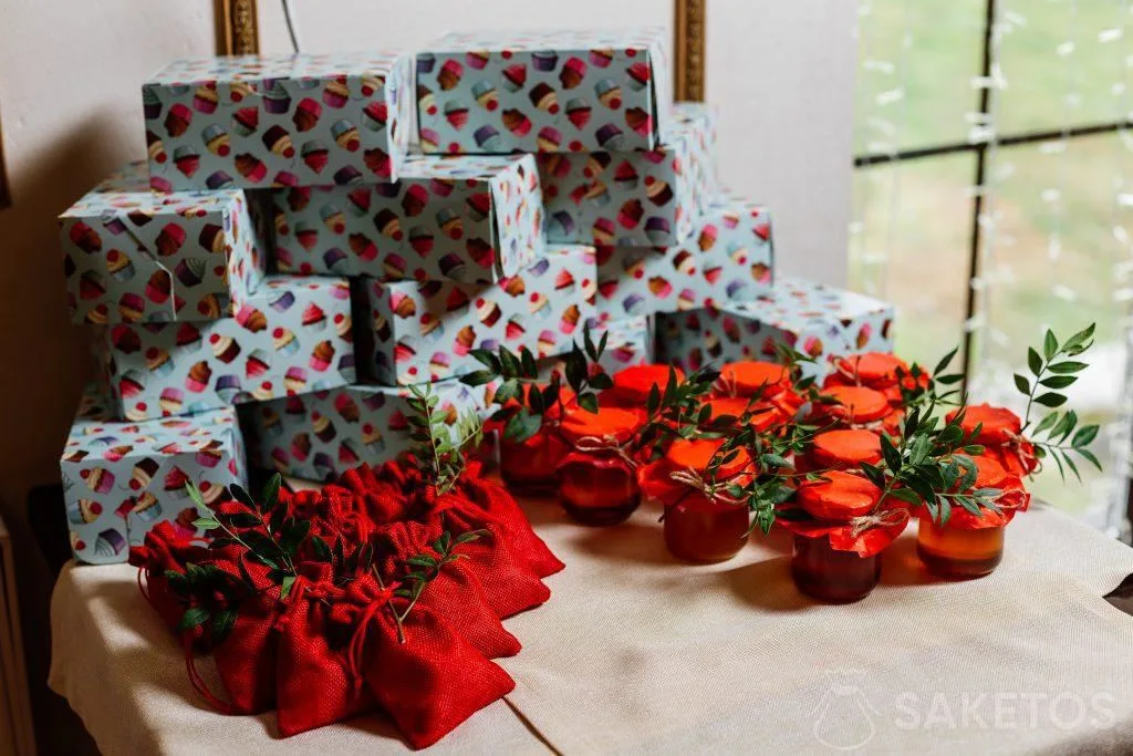 Hoe pak je een huwelijkscadeau in? Bekijk onze inspiraties 4 Geschenkdozen verpakt in gekleurd papier, jute rode zakken en potten met conserven
