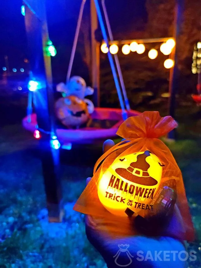 Halloween candy hunt, het zoeken naar snoep - Halloween speelplezier 4 Halloween eieren zoeken - plastic eieren en organza zakjes voor snoep. Halloween snoepjacht