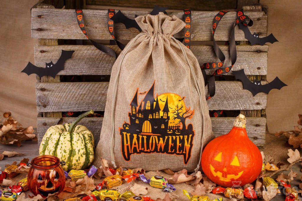 Halloween candy hunt, het zoeken naar snoep - Halloween speelplezier 5 halloween tassen