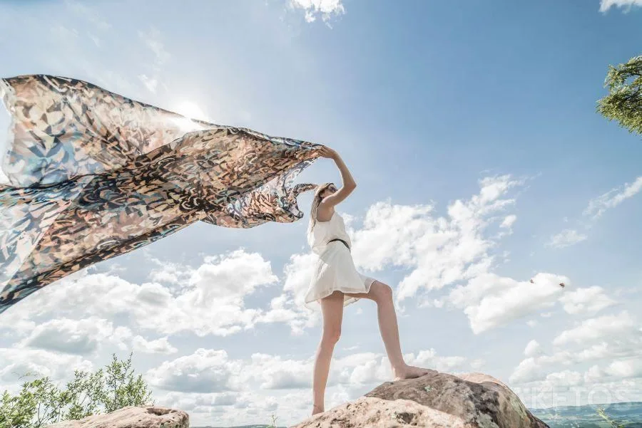 Efficiënte methoden voor een ordelijke schikking van de handbagage 10 10.Vergeet niet een grote sjaal in je handbagage mee te nemen - hij vervangt een deken in het vliegtuig.