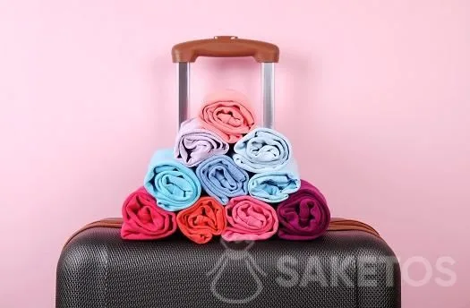 Efficiënte methoden voor een ordelijke schikking van de handbagage 8 7.Het oprollen van de kleding beschermt ze tegen kreukelen.