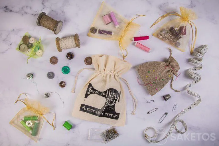 Katoenen zak met logo als verpakking voor handgemaakte kleding