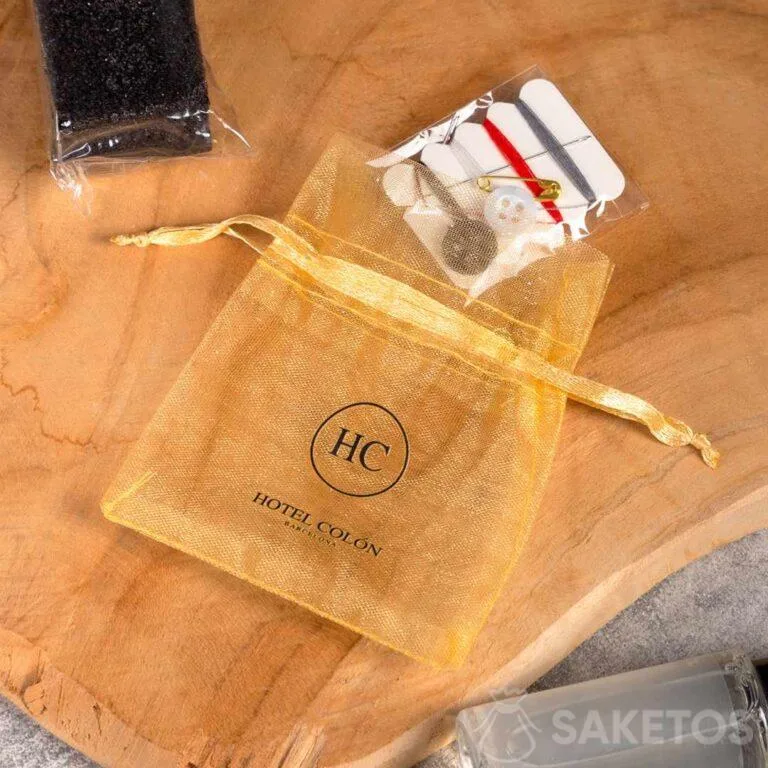 Hotelaccessoires in een zakje met hotellogo - organza zakjes als verpakking voor promotionele gadgets voor hotels