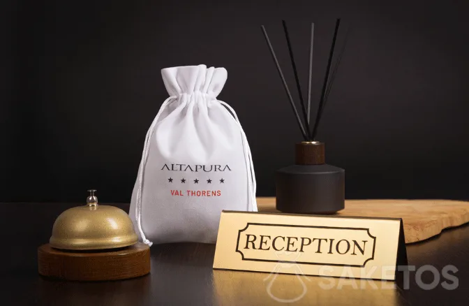 zakjes met hotel logo