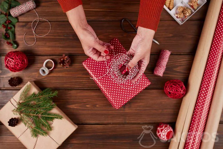 Hoe verpak je een cadeau in papier? Dit is beter! 9 Een kerstcadeau inpakken