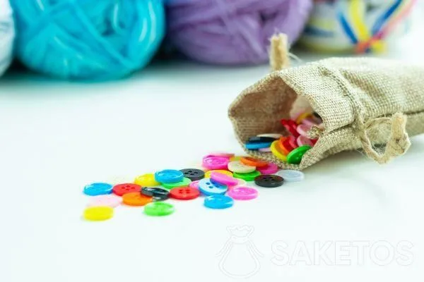 DIY sensorische voelzakjes - hoe naai ik ze? Waarmee vul ik ze op? Voelzakjes als speelgoed voor kinderen 6 Kleurijke knopen in een jutezakje