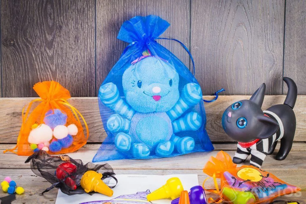 Organizers voor klein speelgoed. Ruim efficiënt je speelgoed op en raak niets kwijt! 4 Halloween tassen - organza decoratie in een kinderkamer
